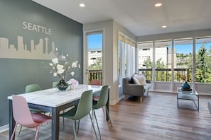 Dining - Lake Union Waterfront 2BR | Large Balcony Sleeps 6 (Seattle)