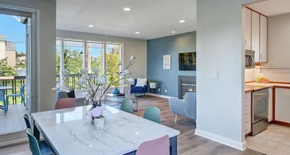 Lake Union Waterfront 2BR | Large Balcony Sleeps 6