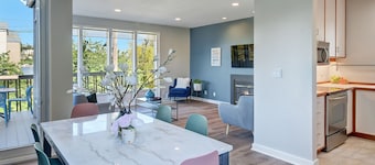Lake Union Waterfront 2BR | Large Balcony Sleeps 6