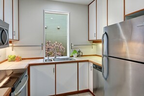 Coffee/tea maker, fridge, microwave, oven
