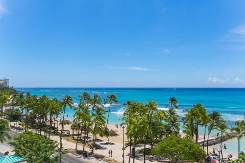 Waikiki Sunset * Newly Renovated * Parking * Diamond Head Ocean Views *