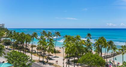 Waikiki Sunset * Newly Renovated * Parking * Diamond Head Ocean Views *