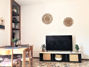 Smart TV - Charming Perledo Retreat with Lake View, Balcony & Parking (Perledo)