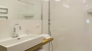 Een douche, een haardroger, handdoeken