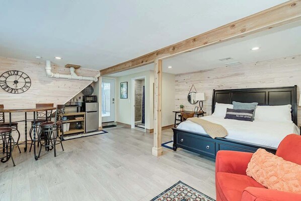 1 chambre, bureau, fer et planche à repasser, lit de bébé portatif