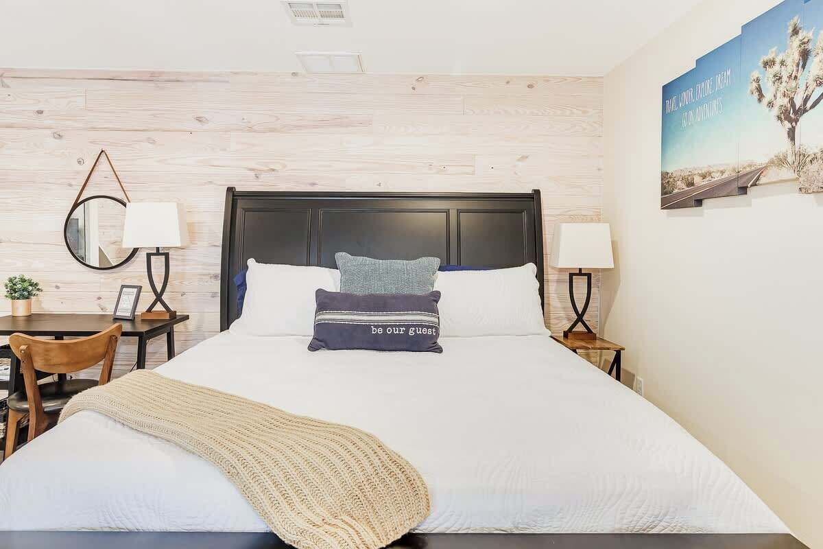 1 slaapkamer, een bureau, een strijkplank/strijkijzer, reisbedje