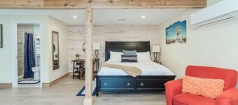 Studio Apartment w/ King Bed & Kitchenette