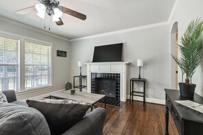 Smart TV, books - La Casa Roja - Pet-Friendly - 3BR Home - Walk to Castle & Downtown Waco (Waco)