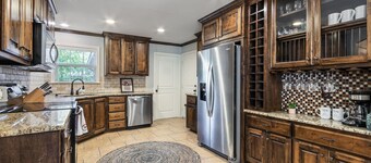 La Casa Roja - Pet-Friendly - 3BR Home - Walk to Castle & Downtown Waco
