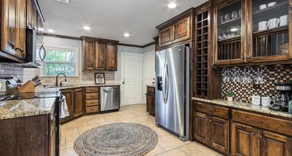 La Casa Roja - Pet-Friendly - 3BR Home - Walk to Castle & Downtown Waco