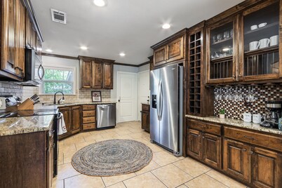 La Casa Roja - Pet-Friendly - 3BR Home - Walk to Castle & Downtown Waco