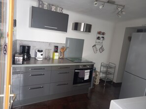 Réfrigérateur, micro-ondes, four, plaque de cuisson