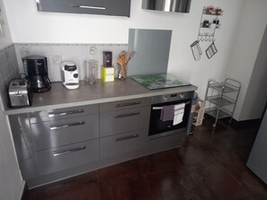 Een koelkast, een microgolfoven, een oven, een kookplaat