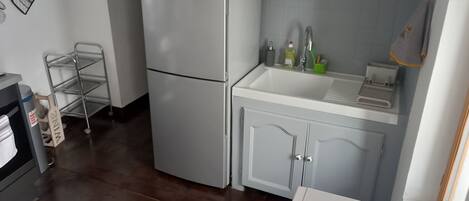 Réfrigérateur, four à micro-ondes, un four, surface de cuisson