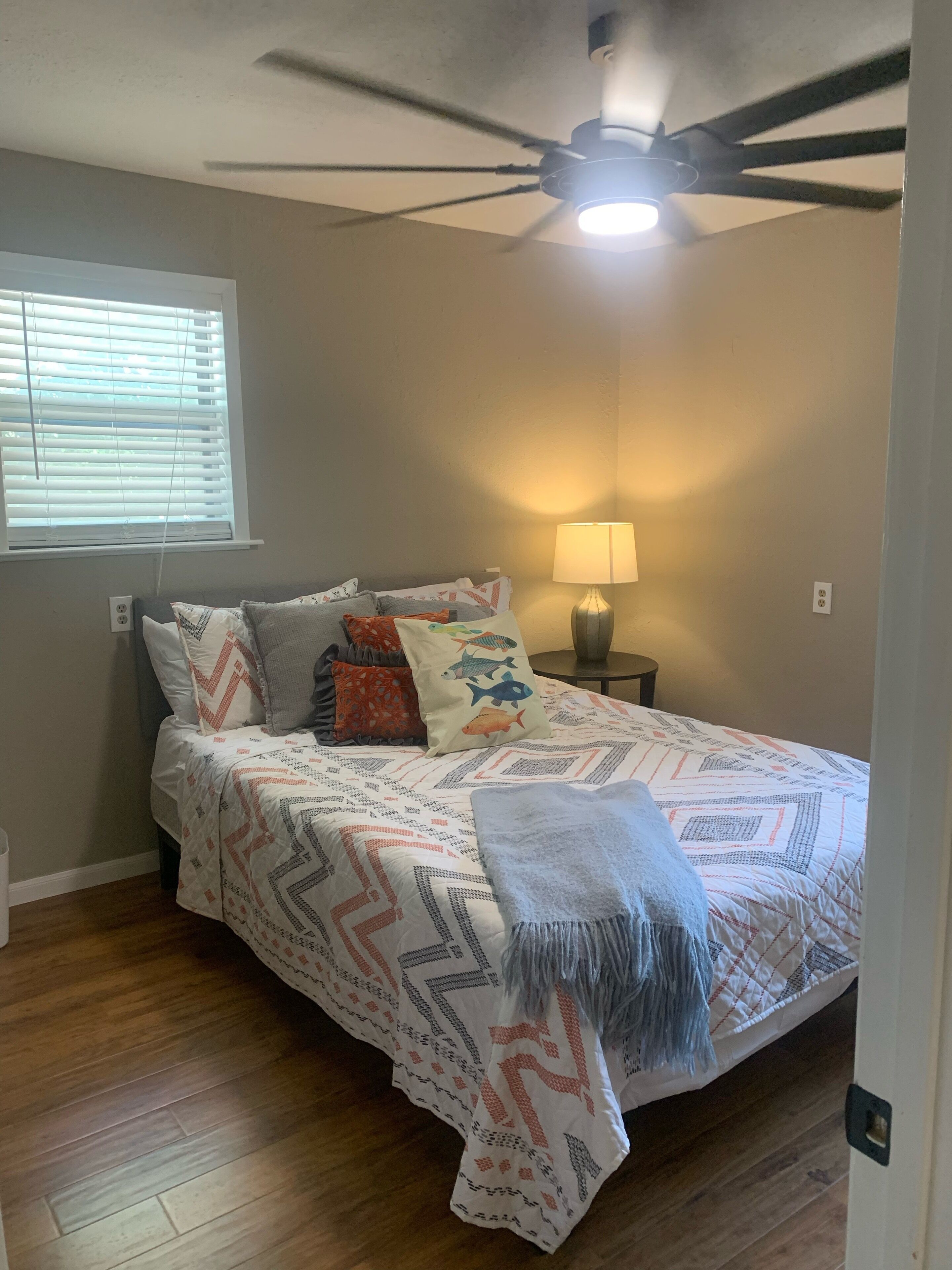 2 多间卧室、办公桌、熨斗/熨衣板、WiFi