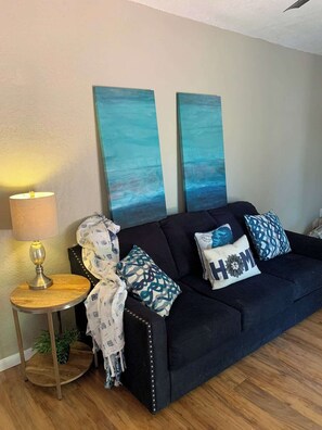 Televisión, chimenea y oficina 