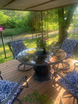 Outdoor dining - SAYKM Sandy Feet Retreat on Lake Texoma min from sandy beach! (Cartwright)