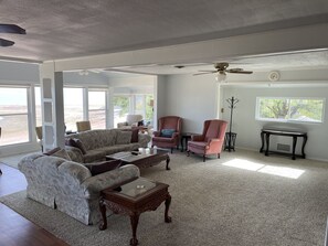 Een smart-tv en tafelvoetbal