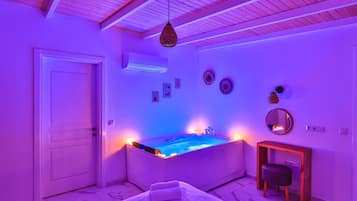 Deluxe-Villa, 1 Schlafzimmer, Küche, Poolblick | Bettwäsche aus ägyptischer Baumwolle, hochwertige Bettwaren