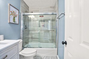 Ensemble douche/baignoire, sèche-cheveux, serviettes fournies, savon