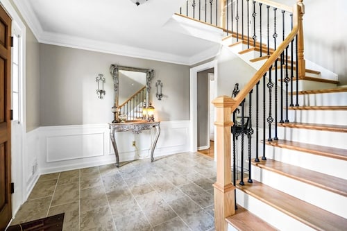 Lovely 5 bed,3-fullBath !5 min to free way I-85