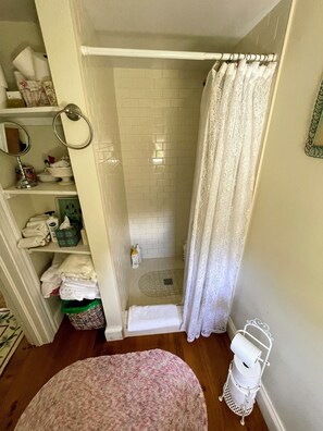 Dusche, Haartrockner, Handtücher, Seife