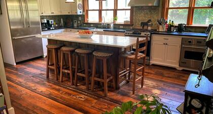 Tastefully Restored Berkshire Farmhouse Available October 15th - 31st 2024