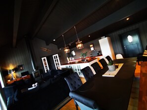 Smart-TV, Kamin, Videospiele, Bücher