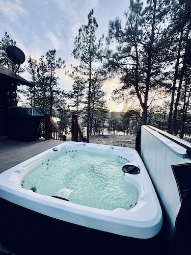 Secluded and Cozy Log Cabin /w Hot Tub + Fire Pit