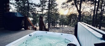 Secluded and Cozy Log Cabin /w Hot Tub + Fire Pit