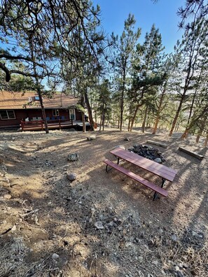 Outdoor dining - Secluded and Cozy Log Cabin /w Hot Tub + Fire Pit (Florissant)