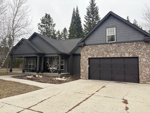 Beautiful Large Cabin/Home 5 min. from lake & beach. 10 minutes to Tamarack ski