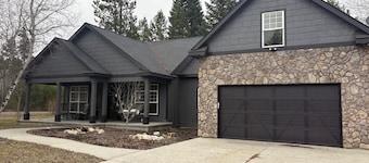 Beautiful Large Cabin/Home 5 min. from lake & beach. 10 minutes to Tamarack ski