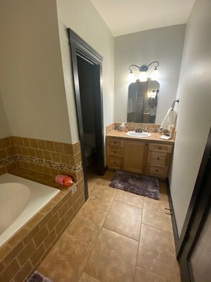 Combined shower/tub, jetted tub, hair dryer, towels