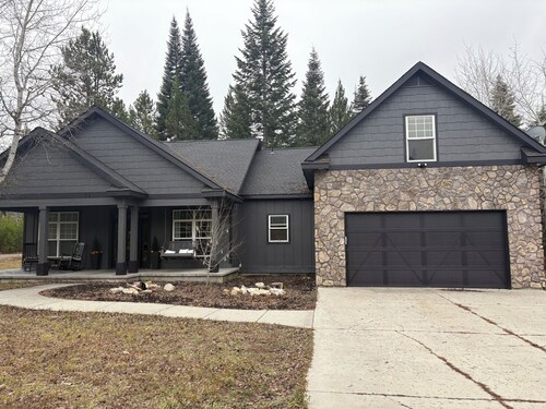 Beautiful Large Cabin/Home 5 min. from lake & beach. 10 minutes to Tamarack ski