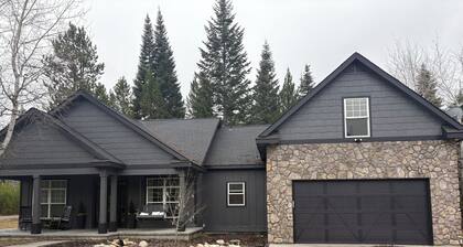 Beautiful Large Cabin/Home 5 min. from lake & beach. 10 minutes to Tamarack ski