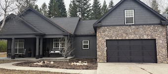 Beautiful Large Cabin/Home 5 min. from lake & beach. 10 minutes to Tamarack ski