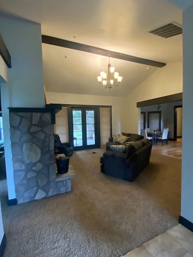 Beautiful Large Cabin/Home 5 min. from lake & beach. 10 minutes to Tamarack ski