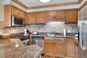 Frigorifero, microonde, forno, piano cottura