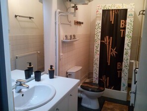 Een douche, een haardroger, handdoeken