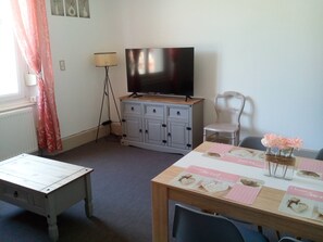 1 slaapkamer, een strijkplank/strijkijzer, reisbedje, gratis wifi