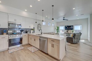 ثلاجة، ميكروويف، فرن، موقد طهي مسطح