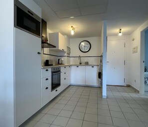 Frigorífico, microondas, horno y placa de cocina