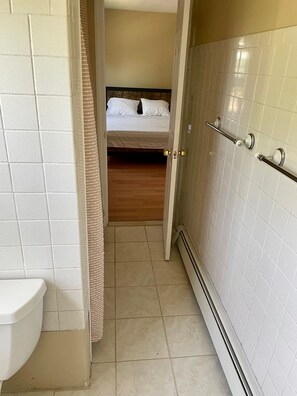 Bañera, secador de pelo, toallas, jabón