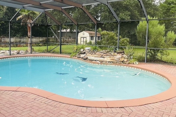 Screened in Pool