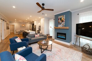 Smart TV, fireplace, books, computer monitors - Cheerful 4 Bedroom Home in Downtown Depot District (Bay St. Louis)
