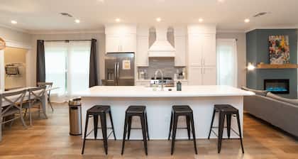 Cheerful 4 Bedroom Home in Downtown Depot District