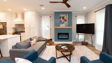 Smart-TV, Kamin, BĂŒcher, Computerbildschirme