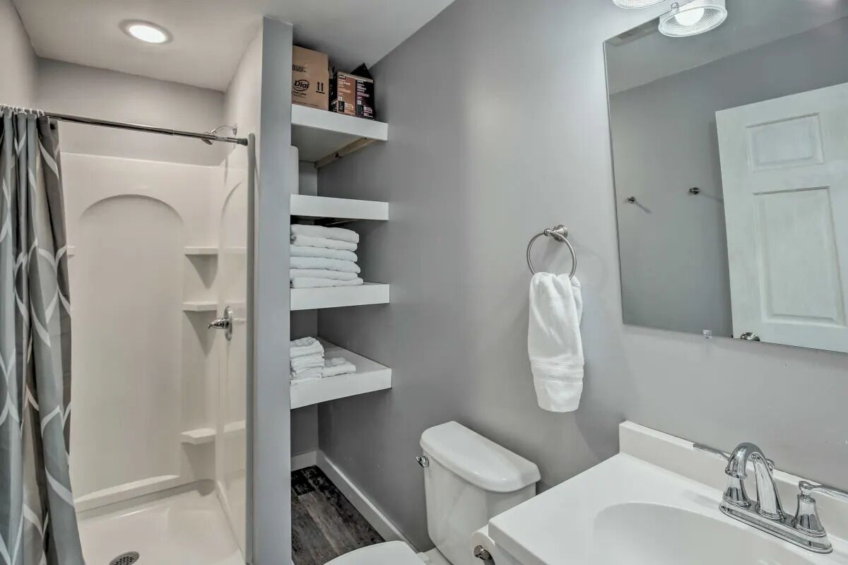 Douche, sèche-cheveux, serviettes fournies, savon