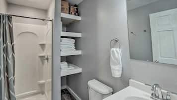Douche, sĂšche-cheveux, serviettes fournies, savon